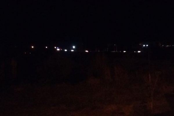 En una zona sin  luz, los vehículos se amontonan.
