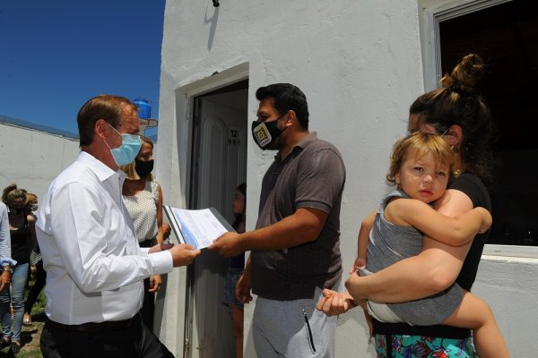 Una familia recibe las llaves de su vivienda.