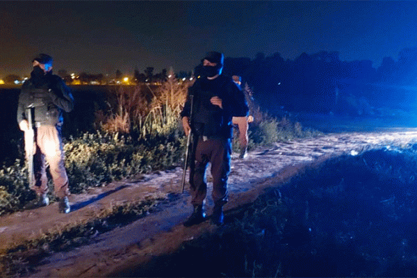 La policía investiga en el lugar del hecho.