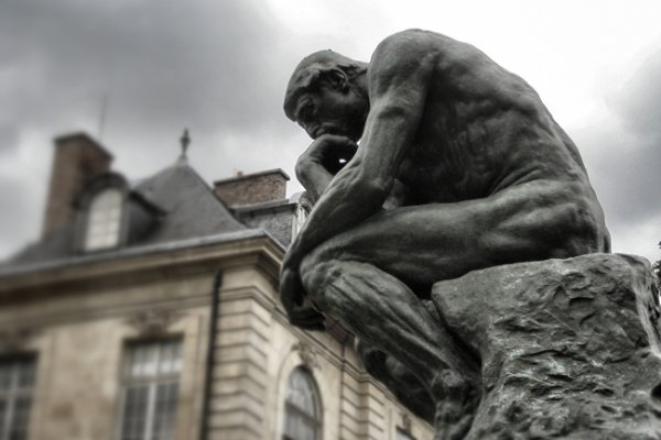 Escultura El Pensador de Rodin en París