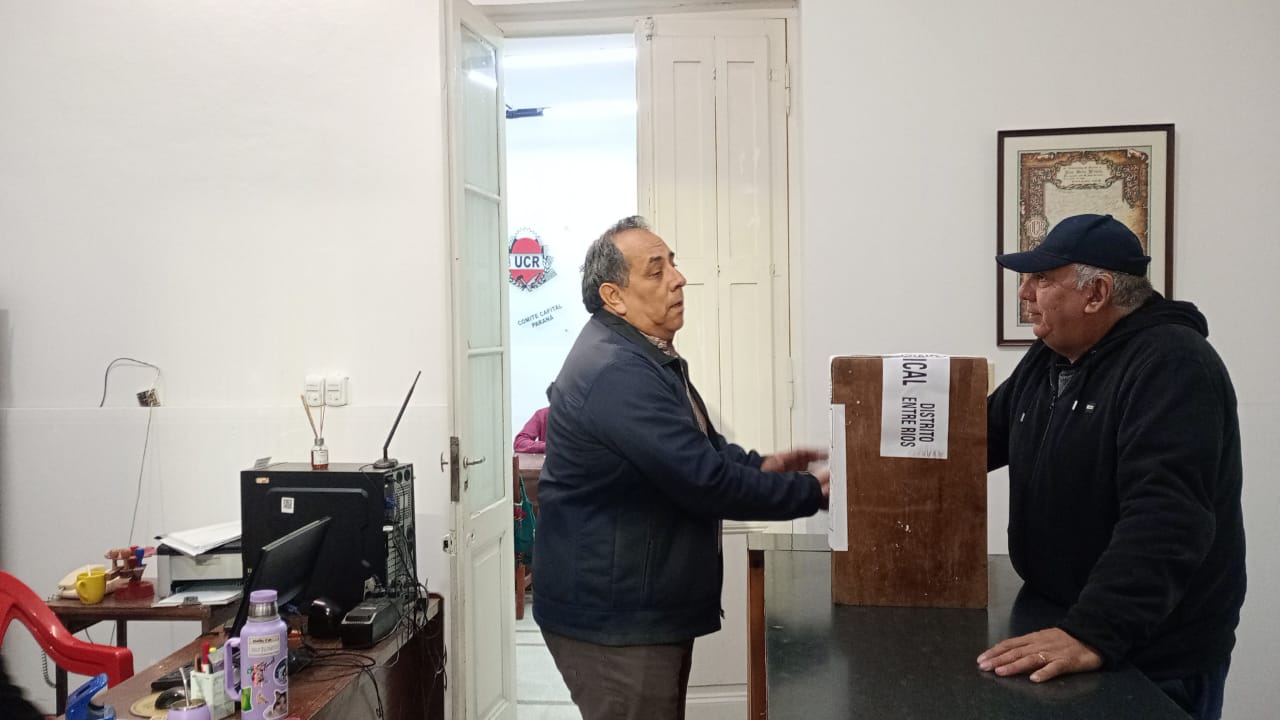 Las urnas llegaron a la Casa del Partido en Paran&aacute;.