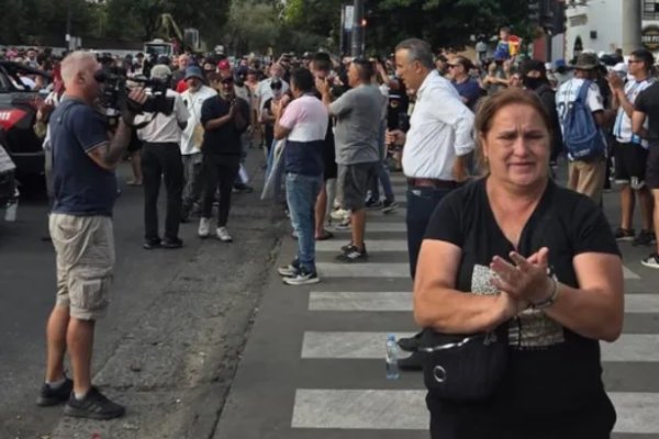 Policías celebraron frente a la Jefatura el anuncio de suba salarial