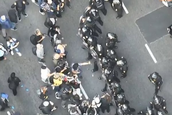 Tensión afuera del Congreso: manifestantes se enfrentaron con la policía