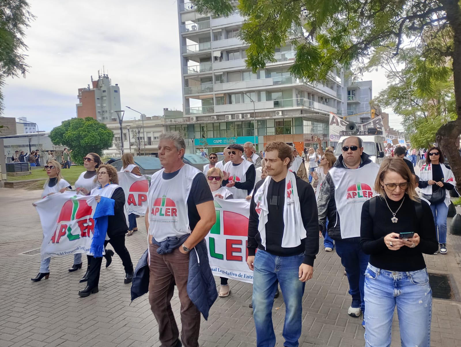 Trabajadores legislativos se sumaron a la marcha.