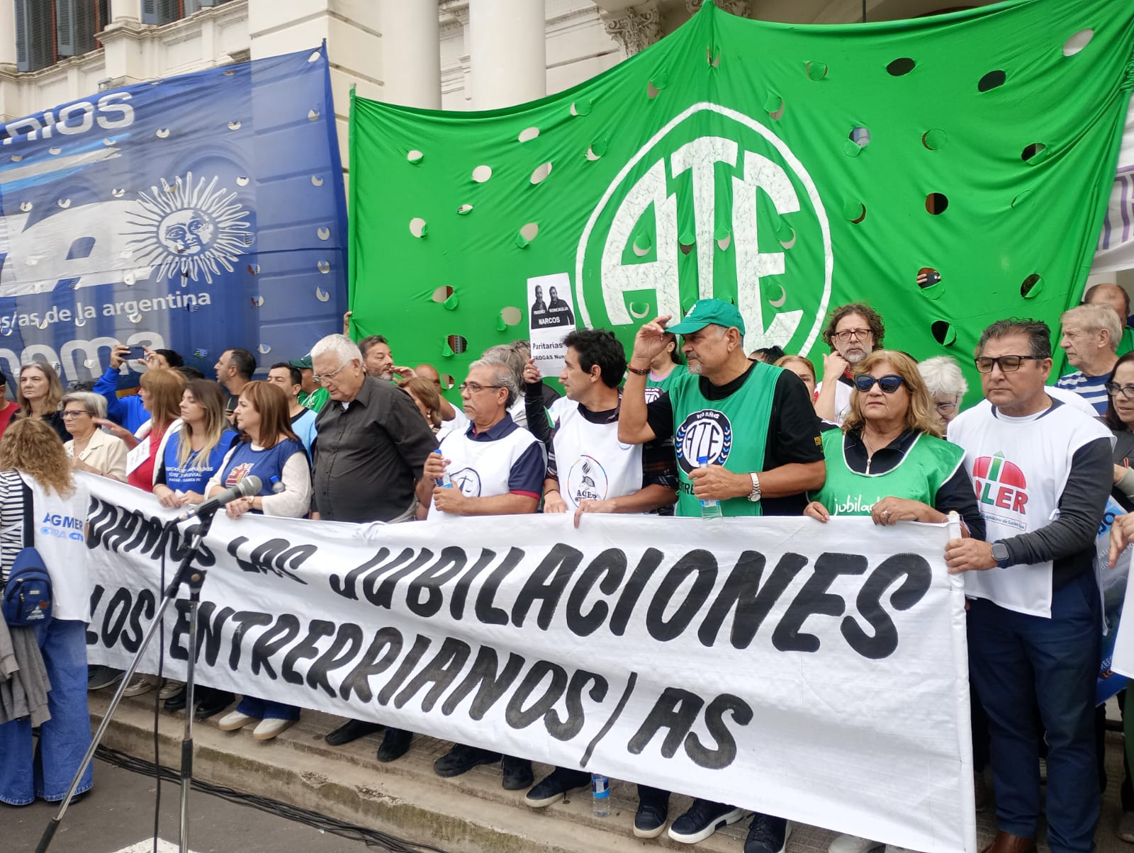 El acto fue en la explanada de Casa de Gobierno.