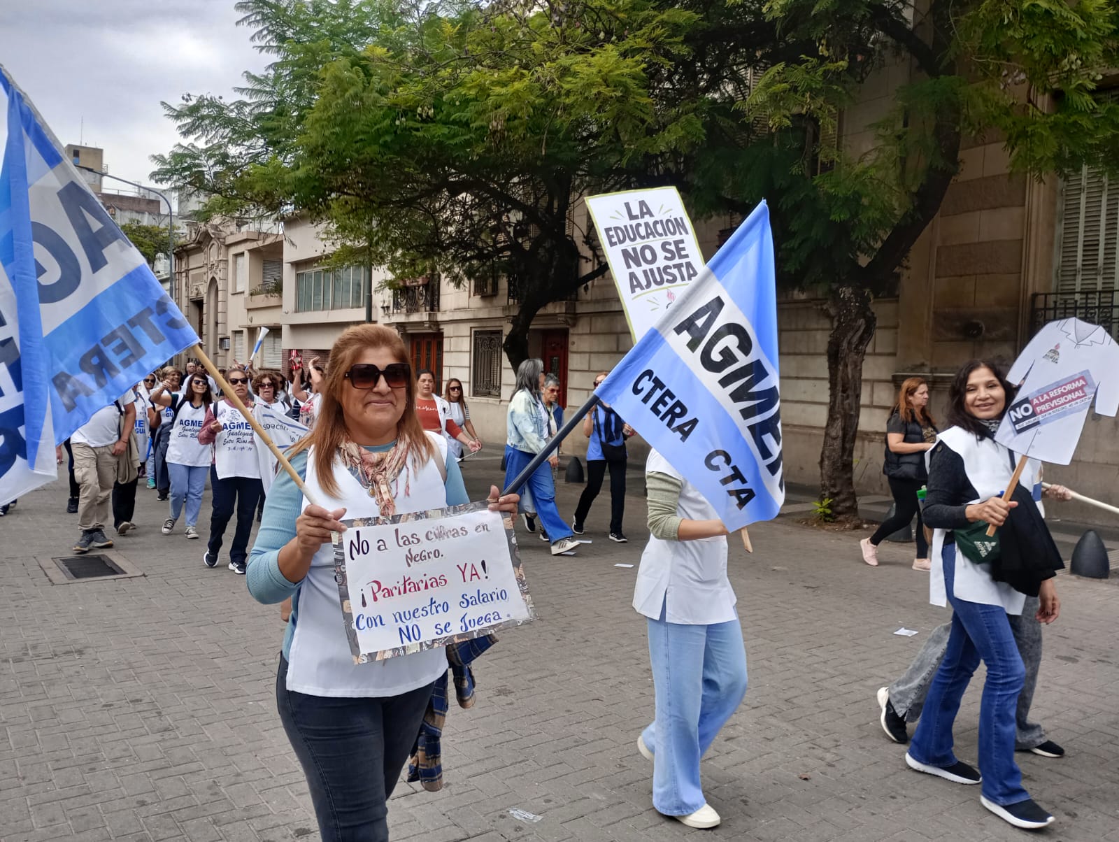 Docentes de toda la provincia marcharon en Paran{a.