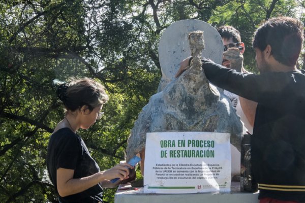 Etapa final de la puesta en valor de las esculturas en el Parque Urquiza