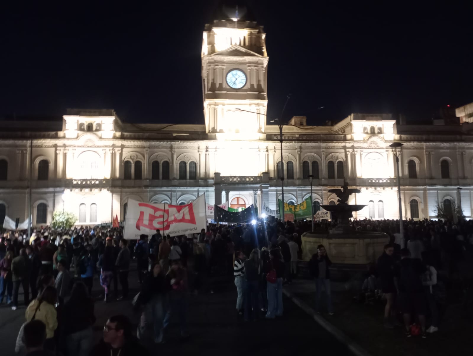 Las luces permanecieron apagadas durante toda la concentración.