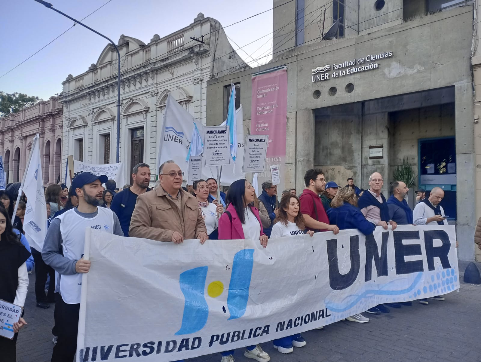 En la marcha participaron decanos de la Uner.