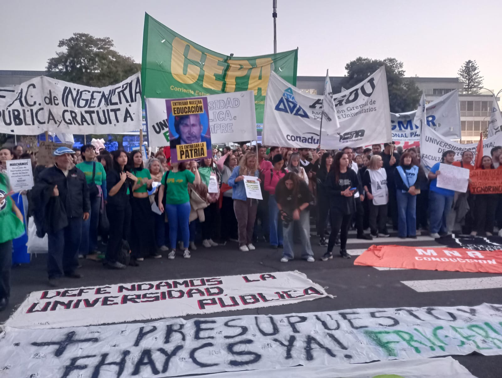 La concentración comenzó en Plaza 1° de Mayo y culminó con un acto en Plaza Mansilla.