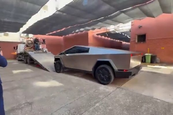 El Tesla Cybertruck del diputado de LLA fue remolcado por una grúa