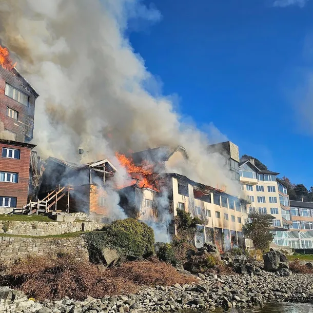 Incendio en Bariloche: ardió el histórico Hotel Huemul