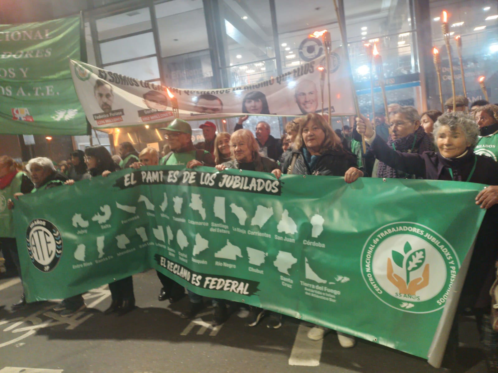 La delegación entrerriana participó de la marcha al Pami en Caba.