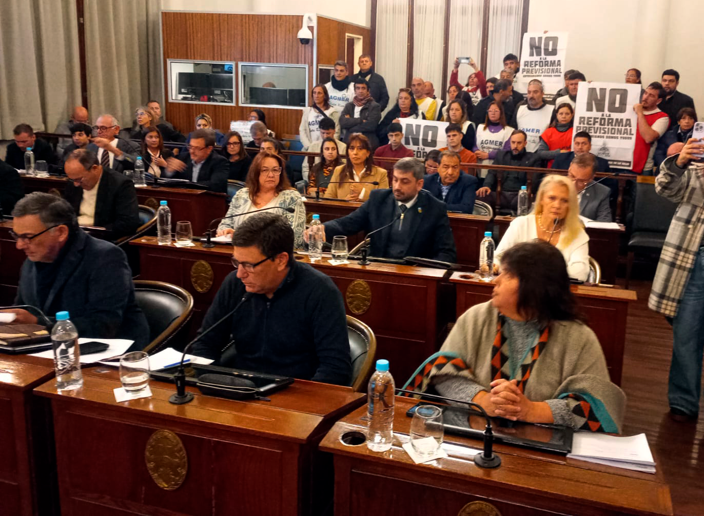 El recinto estuvo colmado de dirigentes gremiales que portaban carteles contra la reforma.