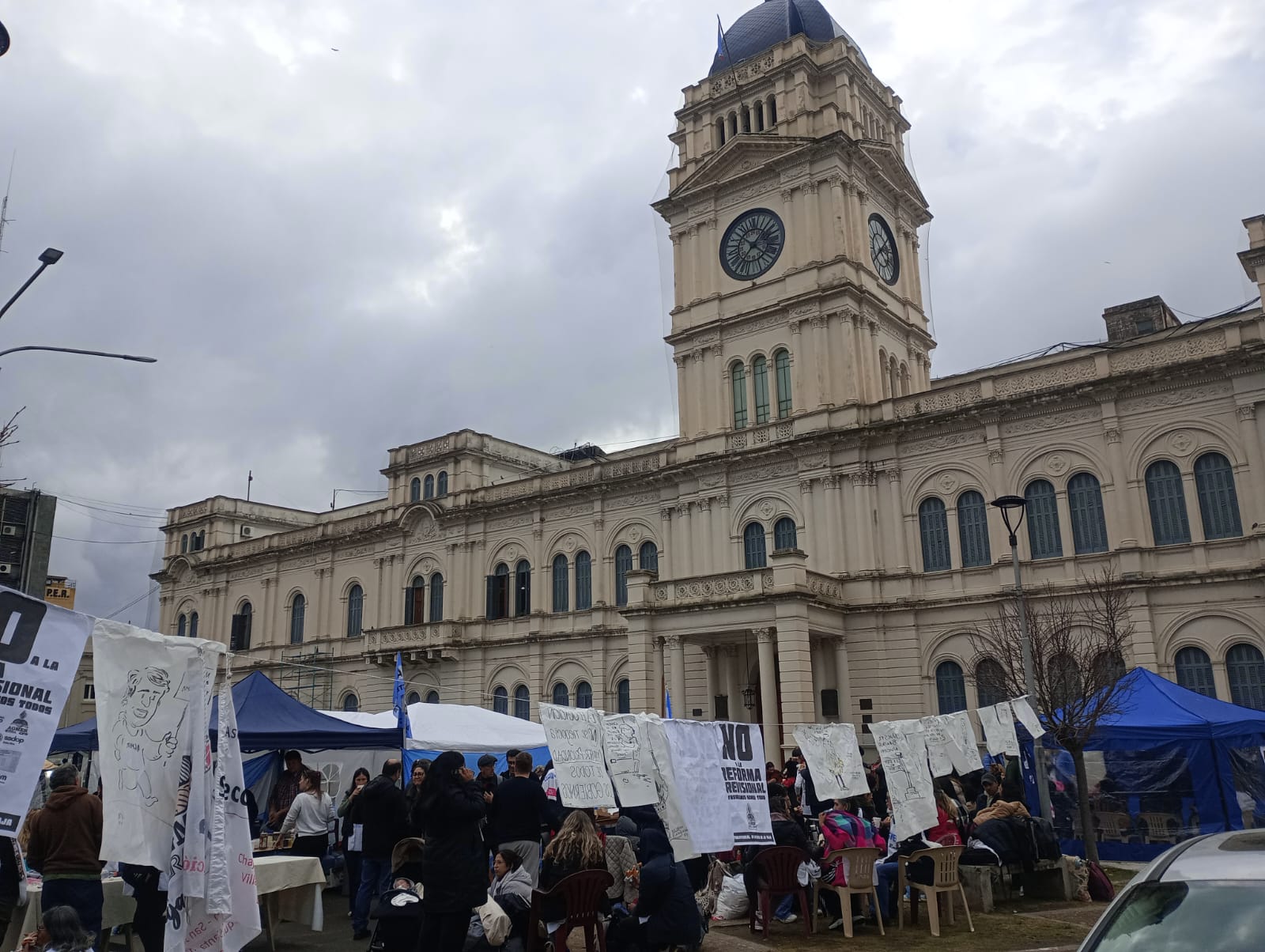 Sexto día de acampe frente a Casa de Gobierno.