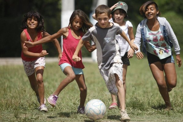 Tarjeta roja al trabajo infantil, juego limpio para niños y trabajo decente para adultos