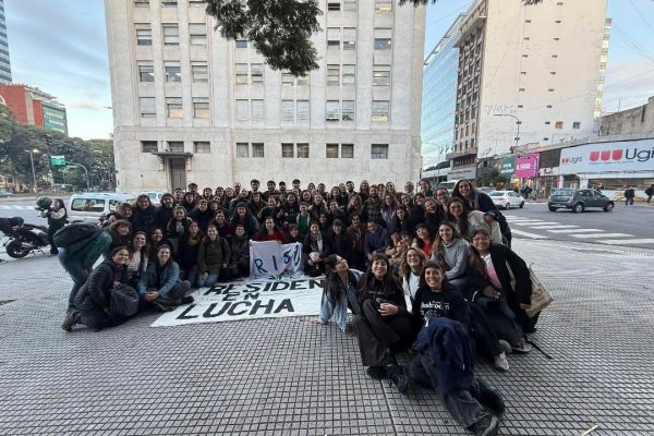 Manifestación en el Ministerio de Salud.