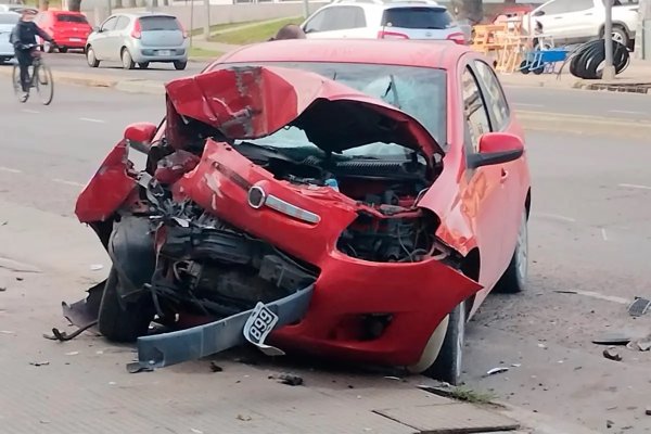 Choque en Avenida Almafuerte: Joven hospitalizado