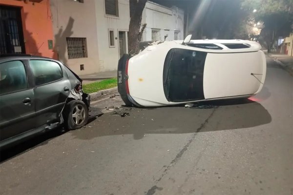 Esquivó un perro, chocó y volcó