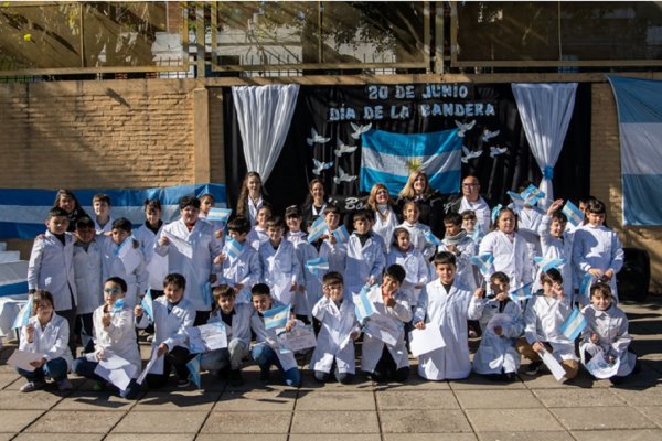 La Intendenta acompañó la promesa de lealtad a la Bandera en la Escuela Héroes de Malvinas