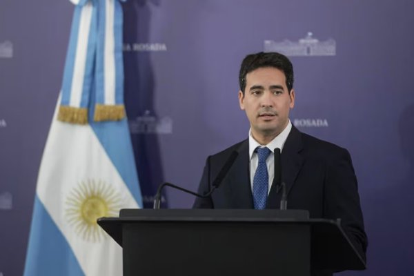 El nuevo vocero de Milei ya tuvo que disculparse después de su primera conferencia