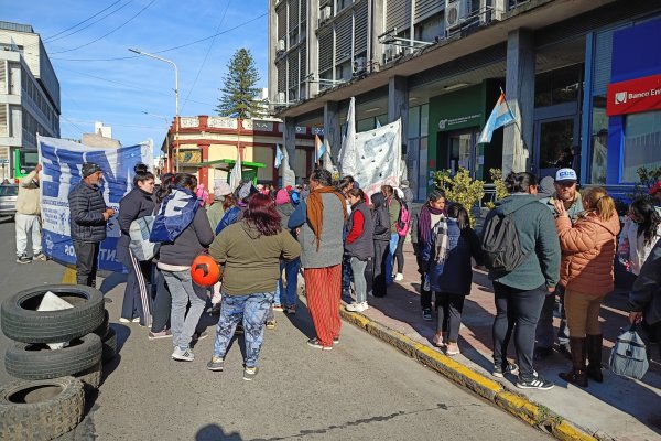 Se realizó una protesta frente al Ministerio.