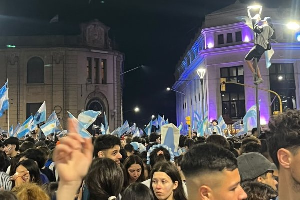 Miles de paranaenses festejan en la Plaza de Mayo