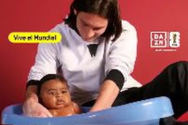 La historia detrás de la icónica foto de Messi bañando a Lamine Yamal