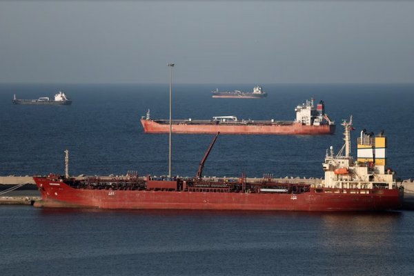 Petroleros con crudo saudita dan media vuelta en el mar Rojo tras las amenazas de los hutíes