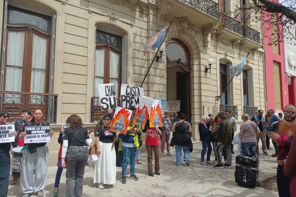 Se realizó una protesta en Paraná en defensa de la